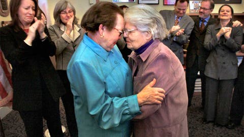 Phyllis Lyon y Del Martin bailando