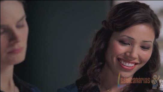 Angela sonriendo en Bones