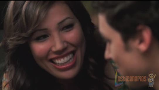 Angela sonriendo en Bones