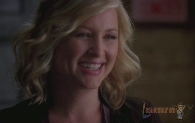 Arizona Robbins sonriendo