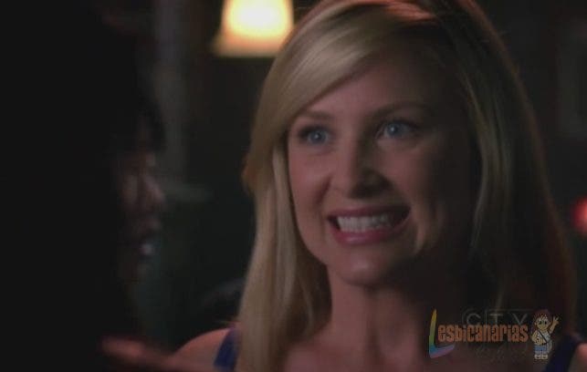 Arizona Robbins sonriendo