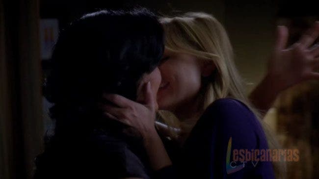 Callie y Arizona besándose