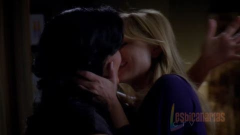 Callie y Arizona besándose