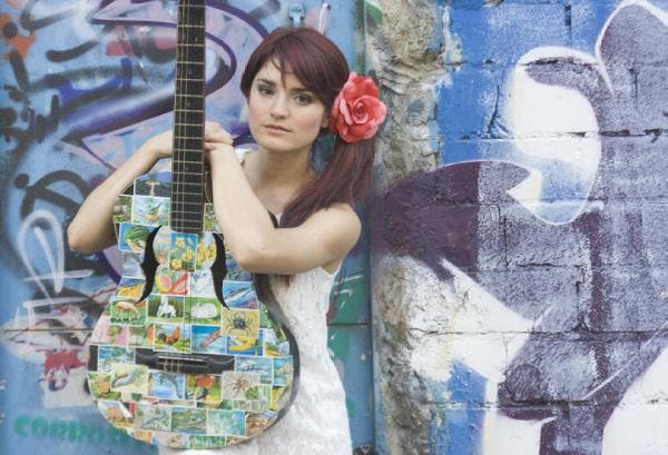 Patricia Bermudez posando con una guitarra