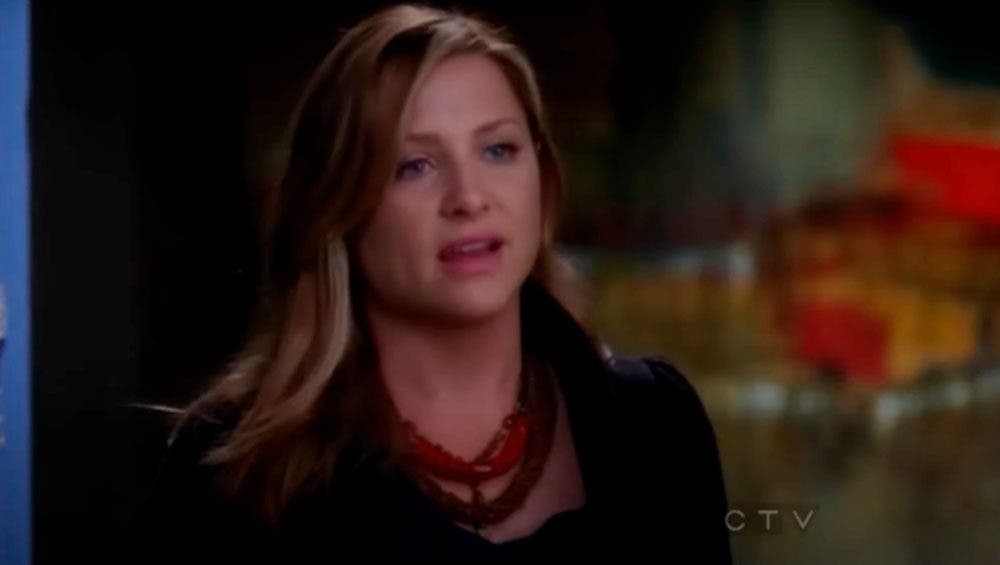 Arizona Robbins en la puerta