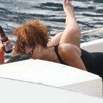 Rihanna besando chica 1