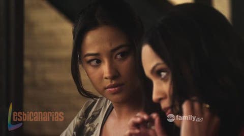 Emily y Maya en PLL