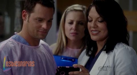 Callie y arizona mirando fotos