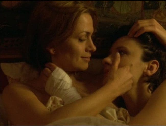 BG 2x13 Nikki y Helen en cama