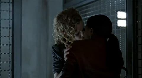 Beso Tara y Pam True Blood