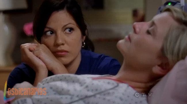 Callie esperando a que Arizona se despierte