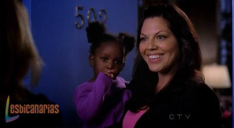 Callie cuidando a Zola