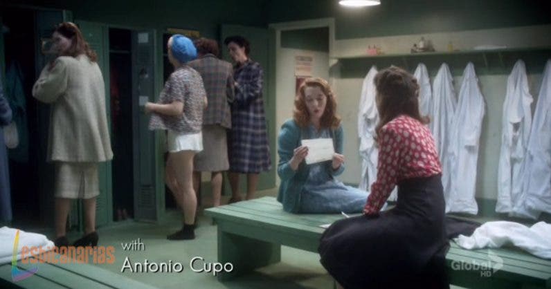 Kate, Gladys y Betty leyendo cartas de soldados