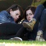 Clea DuVall y su novia en el parque