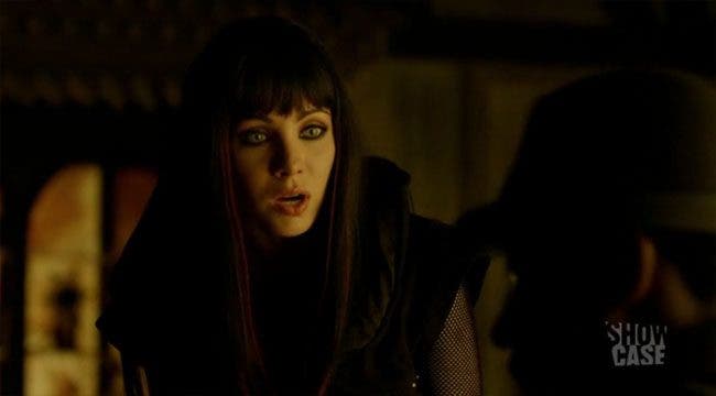 Kenzi intentando pedirle ayuda a Hale