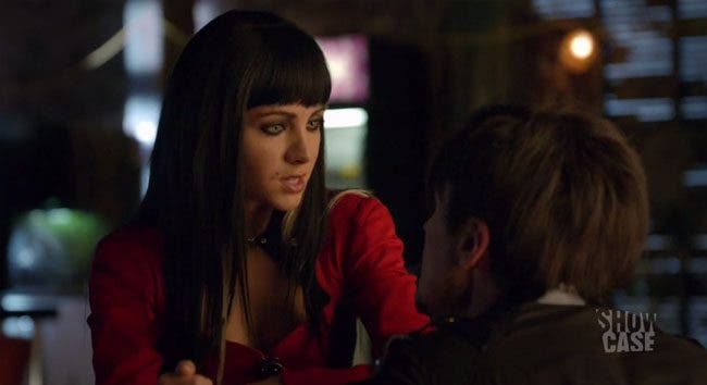 Kenzi platicando con Vex