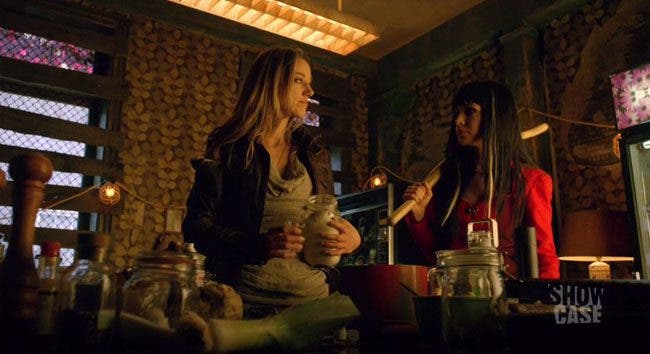 Lauren y Kenzi haciendo la cura