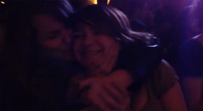 Una chica le pide matrimonio a su novia en un concierto de Luis Ramiro