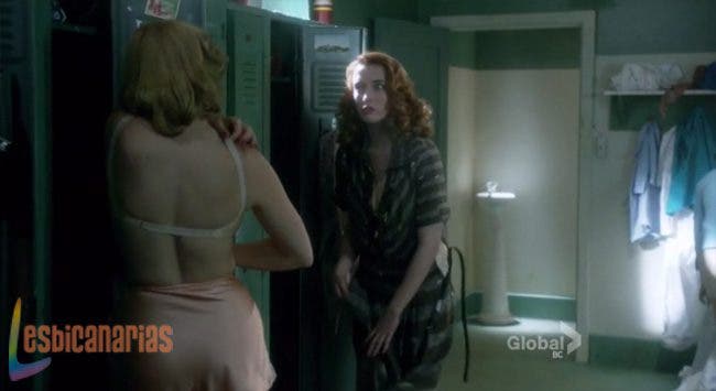 Betty y Kate platicando en el vestidor