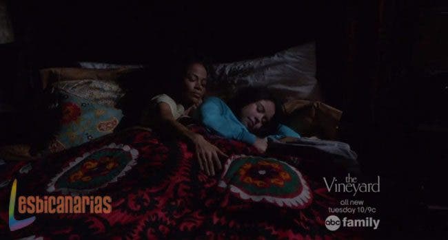 Mariana durmiendo con Lena