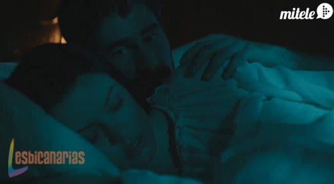 Isabel y Ruiz en la cama