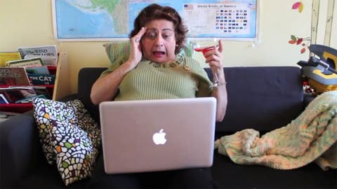 Madre viendo escenas de sexo de la vida de adele