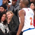 Michelle Rodriguez y Cara delevingne viendo el partido