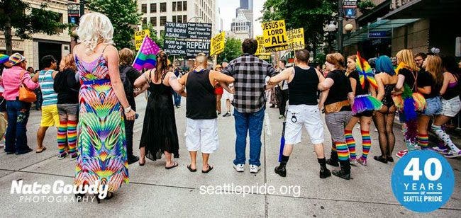 Mama tits muralla del orgullo lgbt