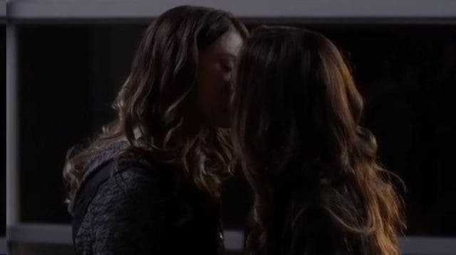 beso despedida emily y paige.VOSE