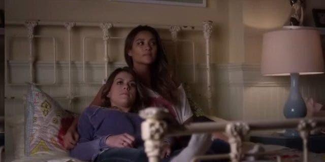 emily y paige en la cama.VOSE