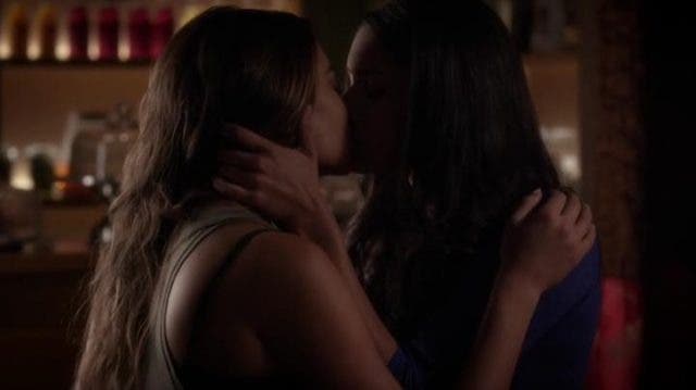 emily y talia beso