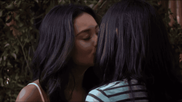 emily y talia beso bosque