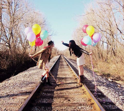 chicas con globos de San Valentín