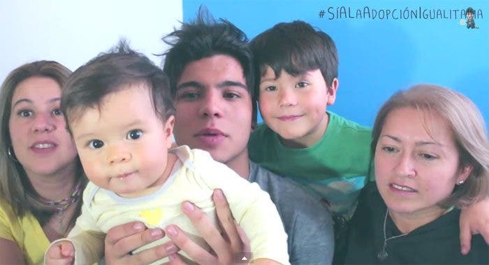 Sebastián Villalobos tiene dos mamás y está super orgullos de ellas