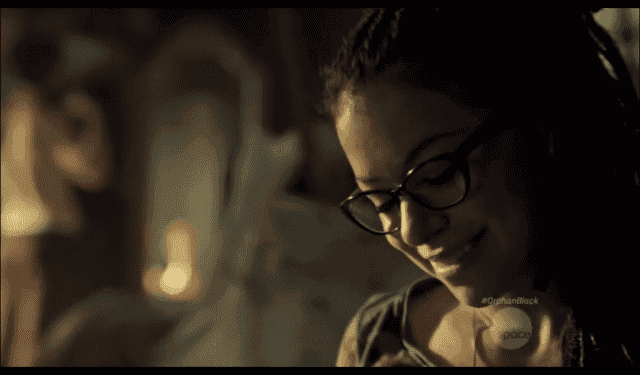 cosima sonriendo