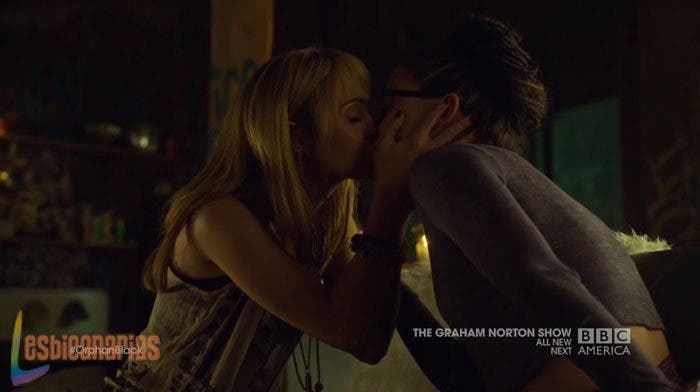 Cosima y Shay se besan