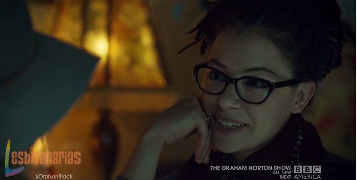 Cosima mirando a Shay