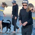 Kristen Stewart y Alicia Cargile sacando a los perros