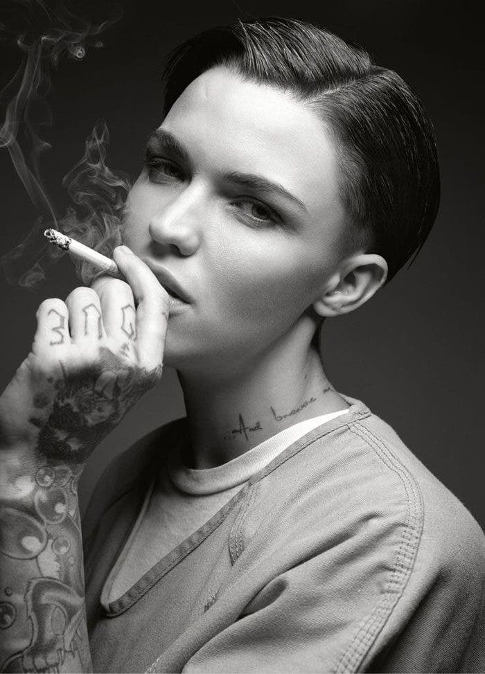 Ruby-Rose-cigarro