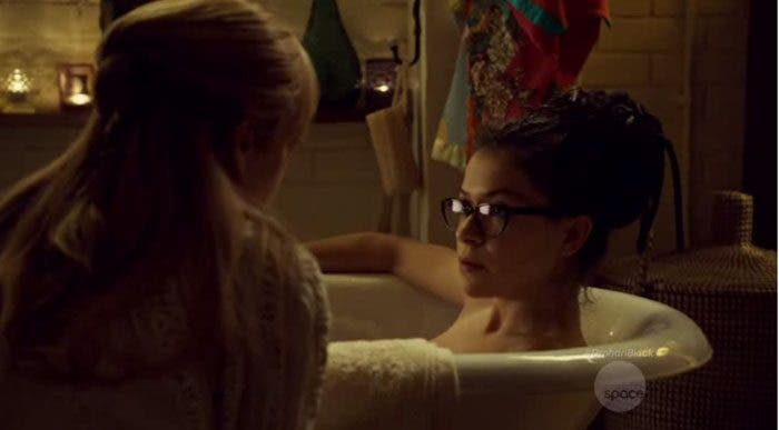 cosima-y-shay-bañera