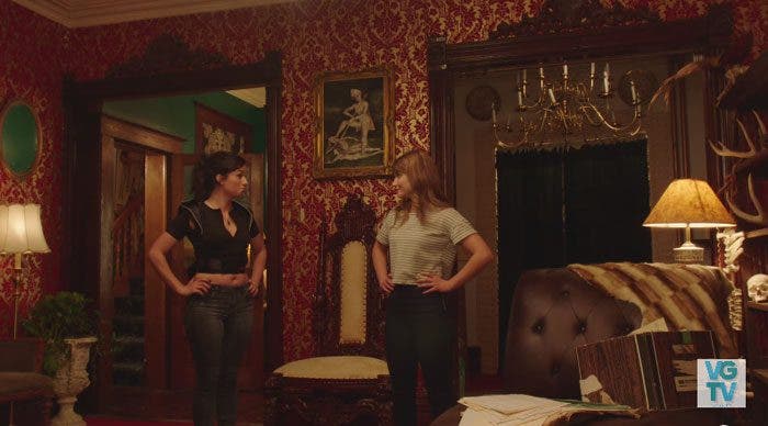 Carmilla y Laura discuten