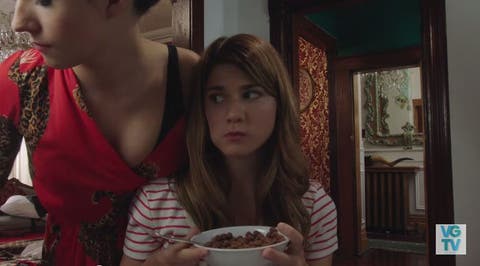 Laura viéndole el escote a Carmilla