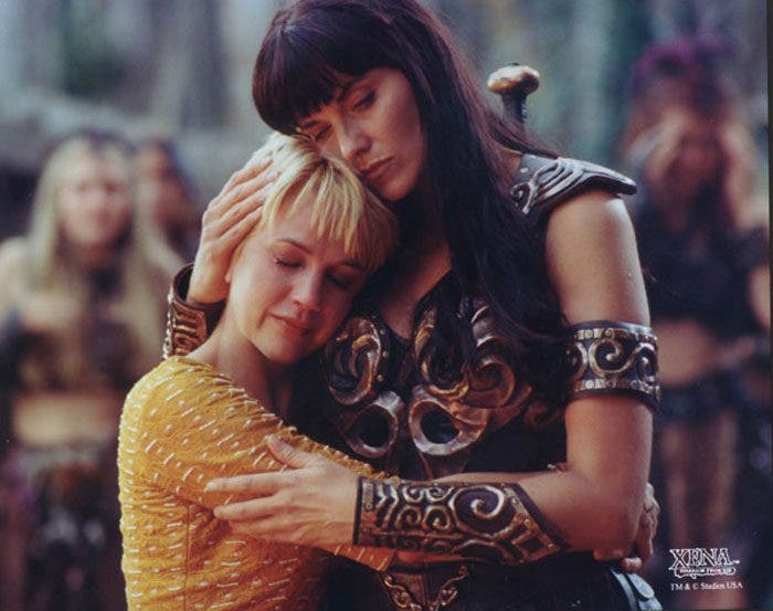 Xena-y-Gabrielle-abrazadas