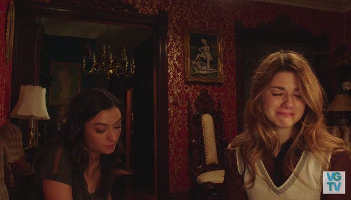 Laura y Carmilla hablando