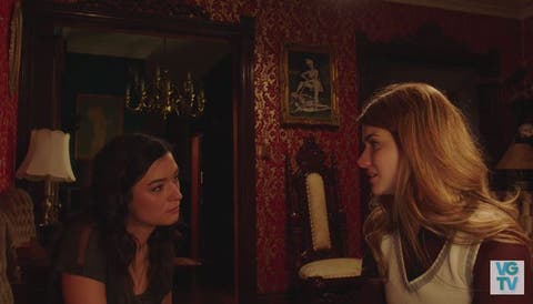 Laura y Carmilla mirándose