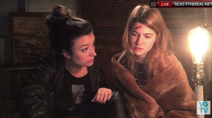 Carmilla intenta consolar a Laura