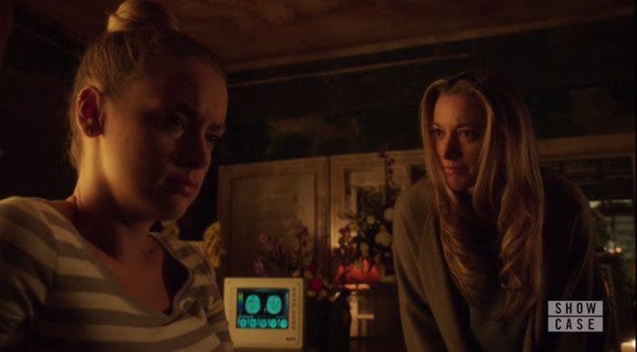 Lauren-consolando-a-Tamsin