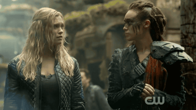 Clarke y Lexa escrutándose mutuamente el alma