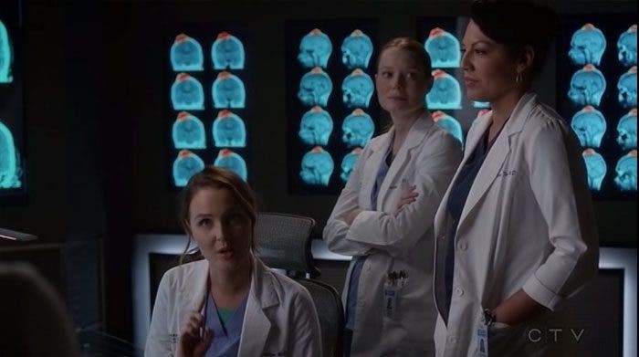 Penny-mirando-a-Callie