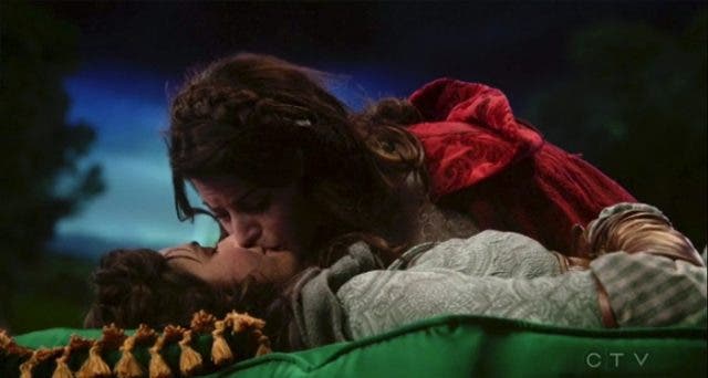 beso lésbico entre Ruby y Dorothy en OUAT